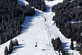 Blick auf verschneite Skipiste und Nadelwald, Gröden, Grödnertal, Südtirol, Italien, Europa