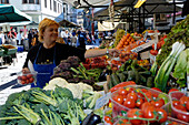 Verkäuferin an ihrem Marktstand, Bozen, Südtirol, Italien, Europa