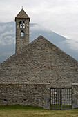 Blick auf die Kirche St. Veit im Dorf Tartsch unter Wolken, Tartsch, Vinschgau, Südtirol, Italien, Europa