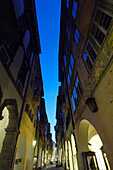 Laubengasse, Bozener Lauben bei Nacht, Häuserfassaden in der Altstadt, Bozen, Südtirol, Italien
