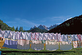 Wäsche an einer Wäscheleine, Hotel in der Nähe von Kirche Sankt Magdalena, Geislergruppe im Hintergrund, Villnöss, Funess, Südtirol, Italien