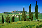 Landschaft unter blauem Himmel, Blick auf die Stadt Pienza auf einem Hügel, Val d'Orcia, Toskana, Italien, Europa