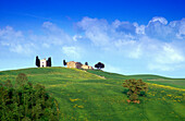 Kapelle und Bauernhof auf einem Hügel, Val d'Orcia, Toskana, Italien, Europa