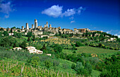 Die Stadt San Gimignano unter blauem Himmel, Toskana, Italien, Europa