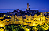 Blick auf die beleuchtete Kleinstadt Pitigliano am Abend, Toskana, Italien, Europa