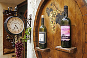 Weinflaschen, Aussenansicht einer Weinhandlung, Pitigliano, Toskana, Italien, Europa