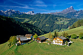 Bauernhöfe bei St. Wengen im Gadertal, Dolomiten, Südtirol, Italien