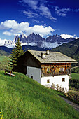 Farm house, view to Le Odle, Val di Funes, Dolomite Alps, South Tyrol, Italy