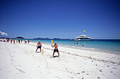 Menschen spielen Cricket am Whitehaven Beach Strand, Whitsunday Island, Queensland, Australien