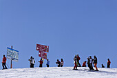 Skifahrer auf der Piste, Silleren Skigebiet, Adelboden, Berner Oberland, Kanton Bern, Schweiz