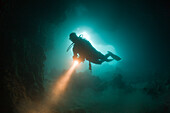 Taucher am Eingang der Chandelier Cave Unterwasser-Tropfsteinhoehle, Mikronesien, Palau