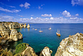 Segelschiffe vor der Felsküste unter Wolkenhimmel, Ponta da Piedade, Algarve, Portugal, Europa