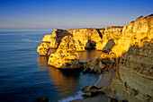Strand und Felsküste unter blauem Himmel, Praia da Marinha, Algarve, Portugal, Europa