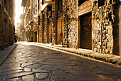 Frau in einer Gasse im Sonnenlicht, Borgo Santi Apostoli, Florenz, Toskana, Italien, Europa