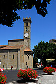 Die Kirche San Romolo unter blauem Himmel, Fiesole, Toskana, Italien, Europa