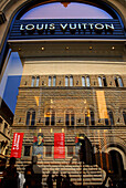 Spiegelndes Schaufenster des Designer Shop Louis Vuitton, Piazza Strozzi, Florenz, Toskana, Italien, Europa