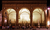 Touristen an der Loggia della Signoria am Abend, Piazza della Signoria, Florenz, Toskana, Italien, Europa