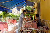Menschen frühstücken auf dem schattigen Balkon des Hotel della Signoria, Via de Therme, Florenz, Toskana, Italien, Europa