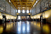 Menschen im Saal der Fünfhundert, Palazzo Vecchio, Florenz, Toskana, Italien, Europa