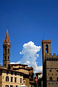 Palazzo Bargello und Badia Fiorentina unter blauem Himmel, Florenz, Toskana, Italien, Europa