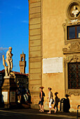 Tourists at Palazzo Frescobaldi in the sunlight, Florence, Tuscany, Italy, Europe