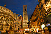 Menschen vor dem Dom am Abend, Piazza del Duomo, Florenz, Toskana, Italien, Europa