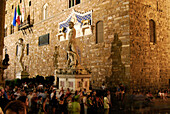 Menschen vor Palazzo Vecchio mit Skulpturen am Abend, Florenz, Toskana, Italien, Europa