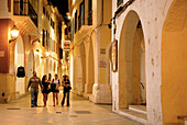 Die Arkadengänge Ses Voltes am Abend, Ciutadella, Menorca, Balearen, Spanien
