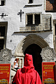 Verkleideter Henker in Rot vor dem Foltermuseum, Tallinn, Estland