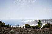 Wanderer, eine Frau, betrachtet den Aussicht, Pause über den Wolken, El Golfo, Camino de la Virgin, Wanderweg, El Hierro, Kanarische Inseln, Spanien