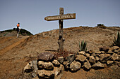 Wanderweg mit Wegweiser, Camino de la Virgin, El Hierro, Kanarische Inseln, Spanien