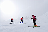 Skifahrer bei diffusem Licht, Cresta Bianca, Cristallogruppe, Dolomiten, Venetien, Italien