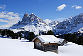 Verschneite Almhütte vor Peitlerkofel, Großer Gabler, Eisacktal, Dolomiten, Trentino-Südtirol, Italien