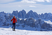 Skitourgeherin beim Aufstieg am Großen Gabler, Eisacktal, Dolomiten, Trentino-Südtirol, Italien