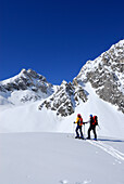 Zwei Skitourengeher, Tajatörl, Mieminger Gebirge, Tirol, Österreich