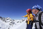 Zwei Skitourengeher im Tajatörl, Mieminger Gebirge, Tirol, Österreich