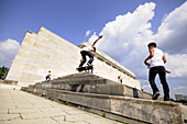 Skateboarder auf einer Treppe, Reichsparteitagsgelände, Nürnberg, Mittelfranken, Bayern, Deutschland
