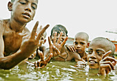 10 to 15 years, 10-15 years, Bathing, Boys, Counting, Fingers, Ganga, Ganges River, India, Naked, Religious, River, Varanasi, Water, F17-704602, agefotostock