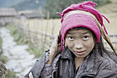 Nepal. Arun valley, East Nepal. Porter, the road rider of the Himalaya. Sherpa or Bhote ethnic group.