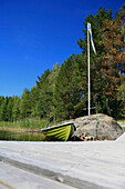 Boot an einem Steg in einer Bucht des Saimaa Sees, Saimaa Seenplatte, Finnland, Europa