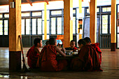 Buddhistische Novizen beim Essen in einem Waldkloster, Shan Staat, Myanmar, Birma, Asien