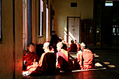 Junge buddhistische Novizen lernen im Shwe Yan Bye Kloster, Nyaungshwe, Shan Staat, Myanmar, Birma, Asien