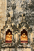 Blick auf kleine goldene Buddhastatuen in einer Tempelmauer, Bagan, Myanmar, Birma, Asien