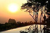 Blick vom Pool des Popa Mountain Resort auf Popa Taung Kalat, ein Kloster auf dem Vulkan Mount Popa, Myanmar, Birma, Asien
