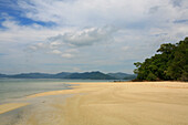 Strand auf unbewohnter Insel unter Wolkenhimmel, Mergui Archipel, Andamanensee, Myanmar, Birma, Asien