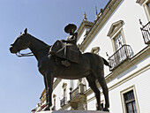 Sevilla (España). Estatua ecuestre de SAR Doña María de la Mercedes de Borbón y Orleans (Condesa de Barcelona), junto a la Real Maestranza de Sevilla.