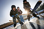 Kinder spielen Eishockey auf dem Buchsee, Münsing, Oberbayern, Deutschland