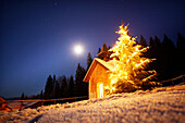 Kapelle mit Weihnachtsbaum bei Nacht, Elmau, Bayern, Deutschland