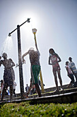 Duschende Menschen, Stadtstrand, Swakopmund, Namibia, Afrika