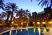 Beleuchteter Pool unter Palmen am Hotel Asmaa am Abend, Zagora, Draa-Tal, Süd Marokko, Marokko, Afrika